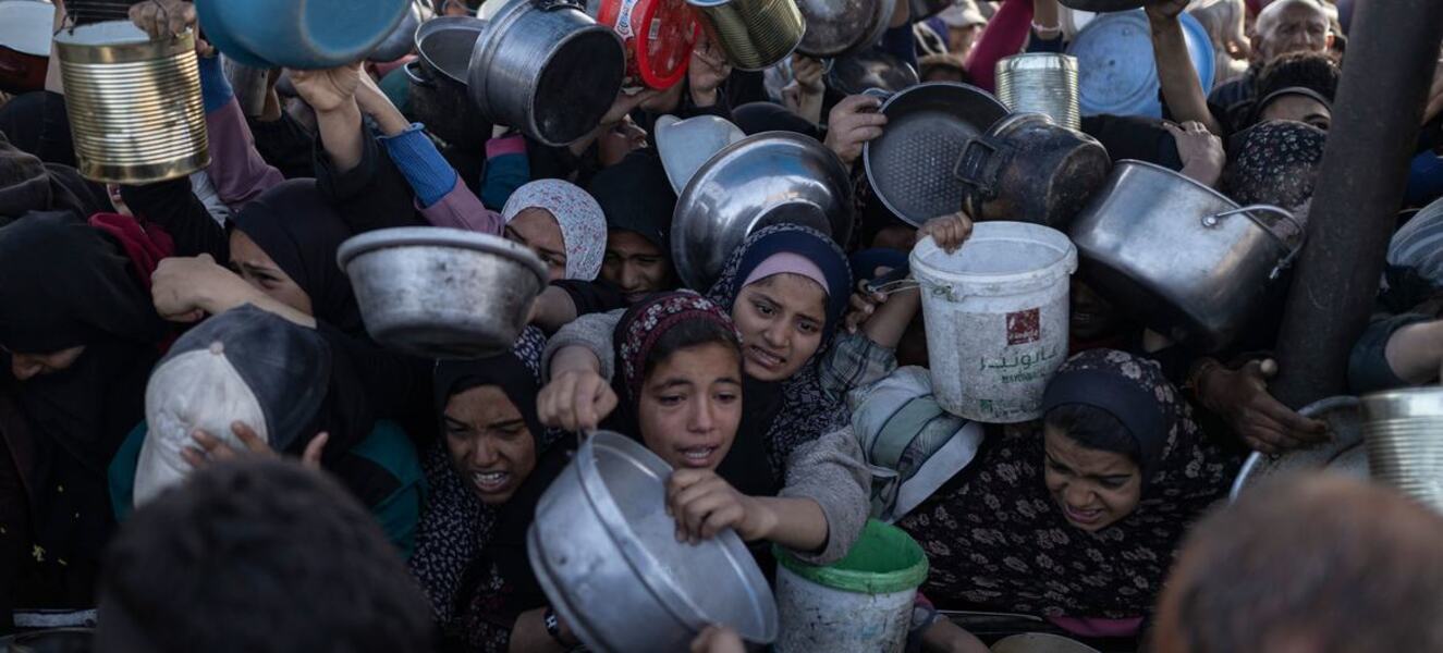Población palestina espera la distribución de ayuda humanitaria