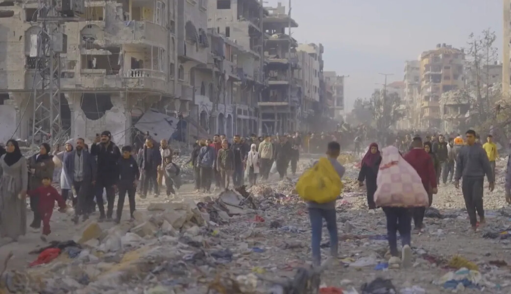 Población civil entre edificios destruidos en Gaza