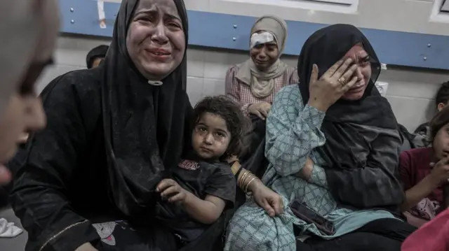 Equipos de emergencia atienden a víctimas en Gaza
