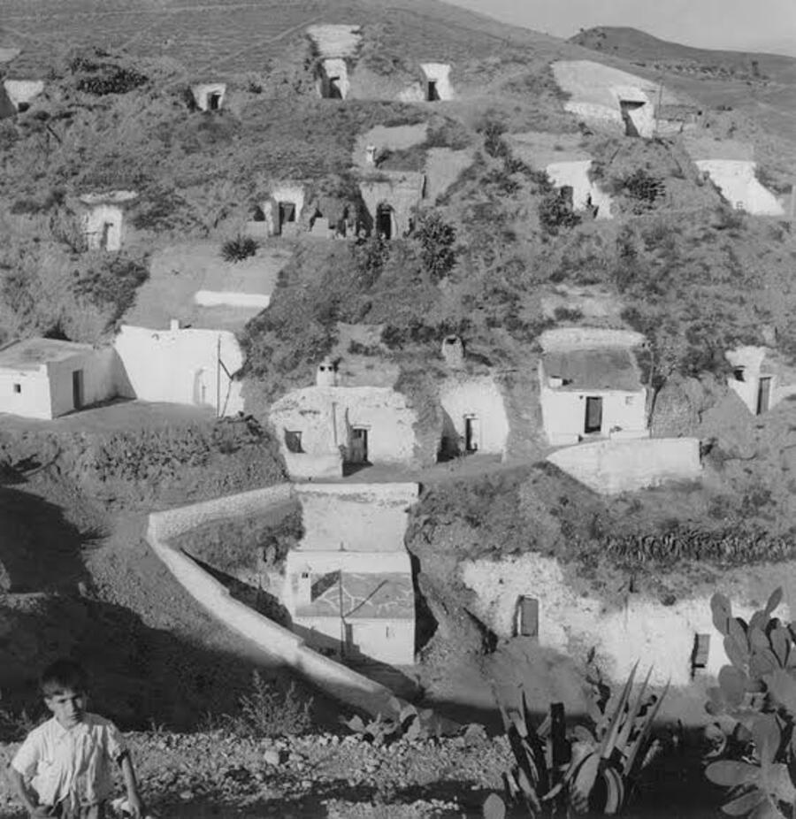 Ejemplo de arquitectura troglodita excavada en la tierra