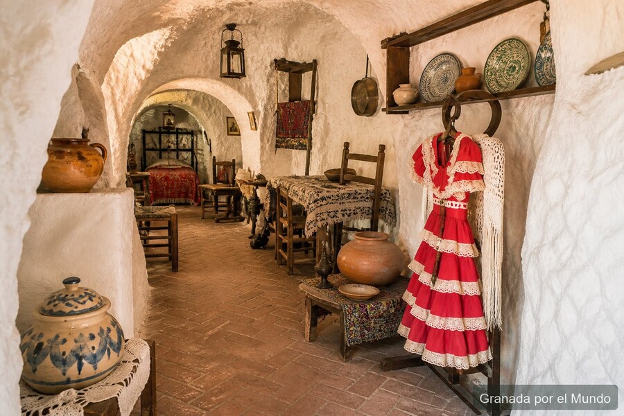 Interior tradicional de una casa cueva del Sacromonte