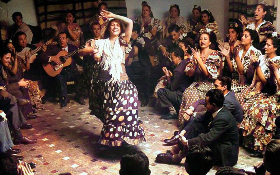 Representación de una zambra flamenca en una cueva del Sacromonte